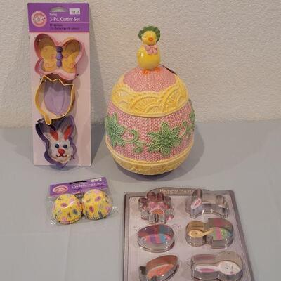 Lot 266: New Cookie Jar, Cookie Cutters and Mini Cupcake Baking Cups