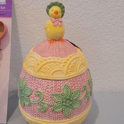 Lot 266: New Cookie Jar, Cookie Cutters and Mini Cupcake Baking Cups