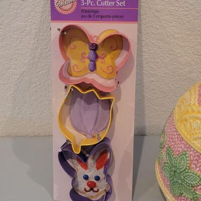 Lot 266: New Cookie Jar, Cookie Cutters and Mini Cupcake Baking Cups