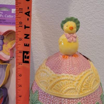 Lot 266: New Cookie Jar, Cookie Cutters and Mini Cupcake Baking Cups
