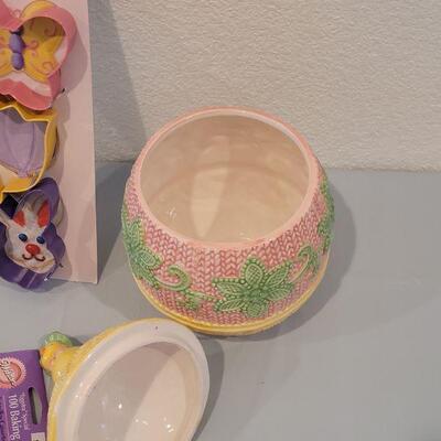 Lot 266: New Cookie Jar, Cookie Cutters and Mini Cupcake Baking Cups
