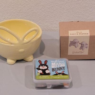 Lot 272: New Bunny Bowl, Miracle Melting Bunny and Lamb Salt & Pepper Shakers
