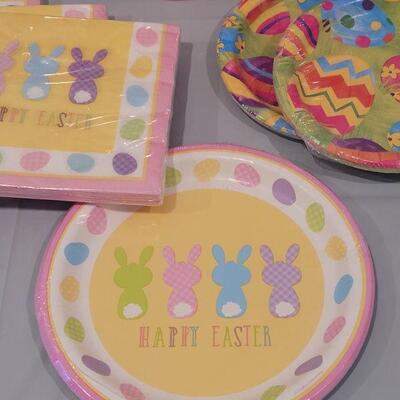 Lot 283: New Disposable Plates,.Napkins and Serving Tray