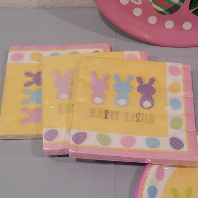 Lot 283: New Disposable Plates,.Napkins and Serving Tray