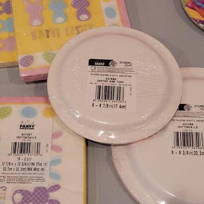 Lot 283: New Disposable Plates,.Napkins and Serving Tray