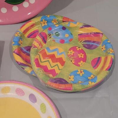 Lot 283: New Disposable Plates,.Napkins and Serving Tray