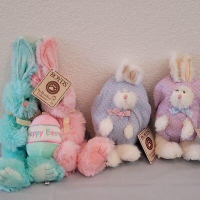 Lot 303: New Boyd's Bears Egg Bunnies and Bunnies Holding an Easter Egg 