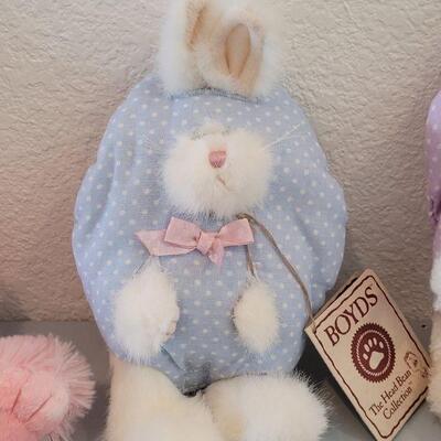Lot 303: New Boyd's Bears Egg Bunnies and Bunnies Holding an Easter Egg 