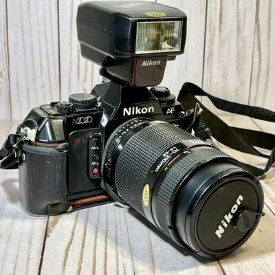 Lot 38 Nikon 35mm Camera 2 Lenses 5mm + Zoom Electric Speed Light