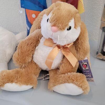 Lot 310: New Kite and (Nate & Jules, Douglas & Ganz) Plush Bunnies