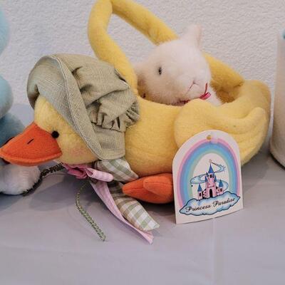 Lot 312: Animated Bunny & Lamb, Small Duck and Bunny Baskets