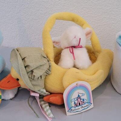 Lot 312: Animated Bunny & Lamb, Small Duck and Bunny Baskets