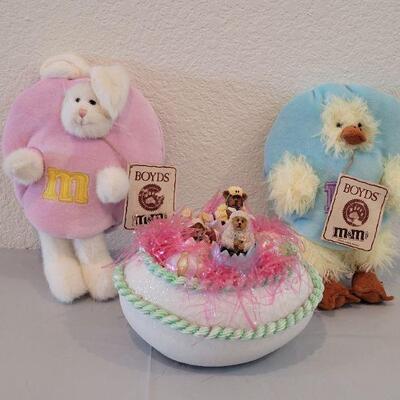 Lot 331: Boyd's Bears Easter Egg Bunnies and Music Box