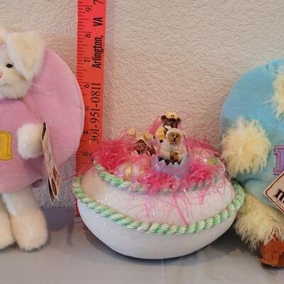 Lot 331: Boyd's Bears Easter Egg Bunnies and Music Box