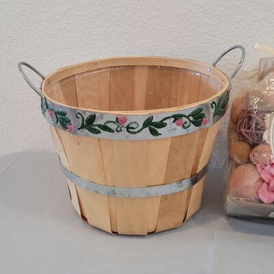 Lot 333: Spring Baskets and Yankee Candle Potpourri 