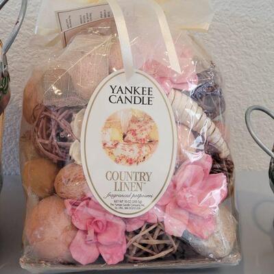 Lot 333: Spring Baskets and Yankee Candle Potpourri 