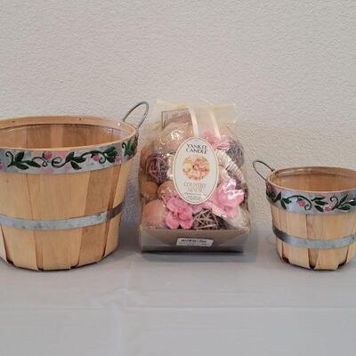 Lot 333: Spring Baskets and Yankee Candle Potpourri 