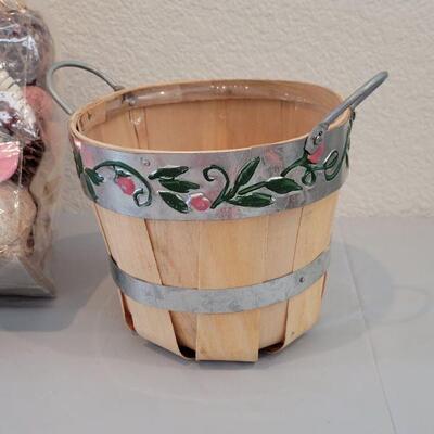 Lot 333: Spring Baskets and Yankee Candle Potpourri 