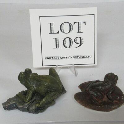 2 Frog Figures