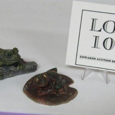 2 Frog Figures