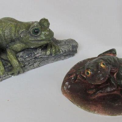 2 Frog Figures