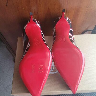 New size 38.5 Louboutins