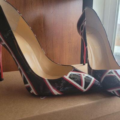 New size 38.5 Louboutins