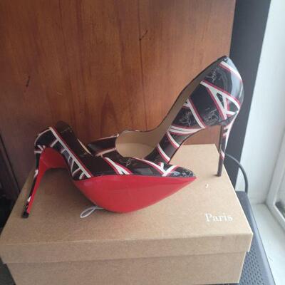 New size 38.5 Louboutins