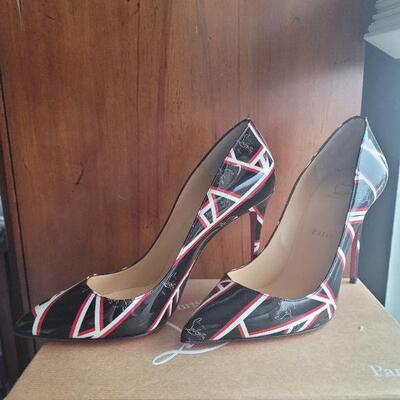 New size 38.5 Louboutins