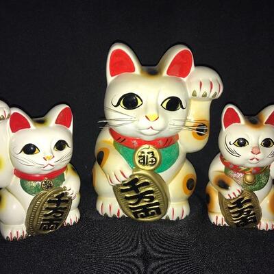 Lot 1:  Japanese Maneki-Neko Ceramic Fortune/Lucky Cat Banks