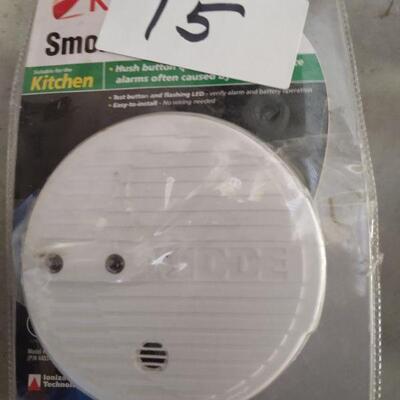 lot 15 - Smoke detector and motion activated plug