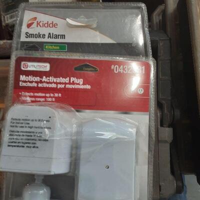 lot 15 - Smoke detector and motion activated plug