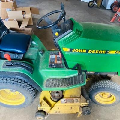 John Deere GT262 Lawn Tractor