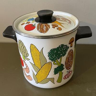 Lot 119 Vintage Vegetable & Lobster Steamer 8" tall with Divider & Basket