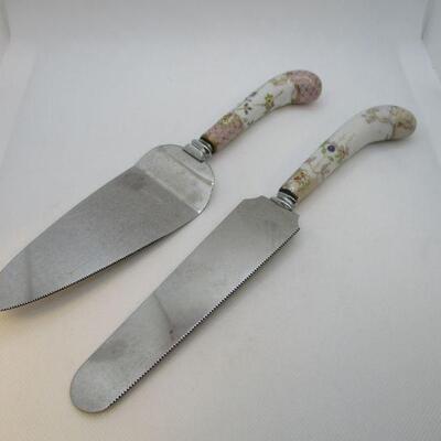 Lot 19 - Cake Knife and Serving Piece