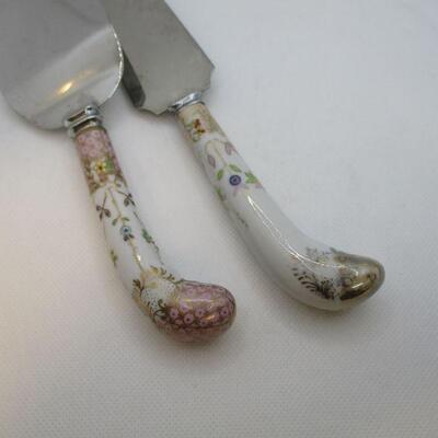 Lot 19 - Cake Knife and Serving Piece