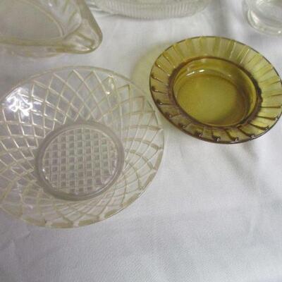 Lot 83 - Collection of Glass Pieces