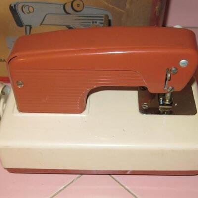 Lot 152 Cragston Automatic Toy Sewing Machine Battery Operated Hand Crank