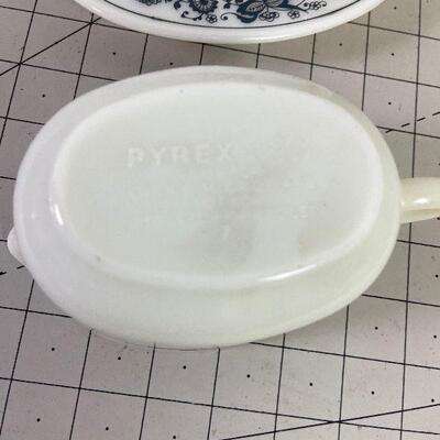 #133  Pyrex Gravy Boat with Tray Old Town Blue