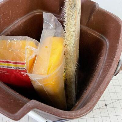 #214 Bucket with Brushes and Sponges 