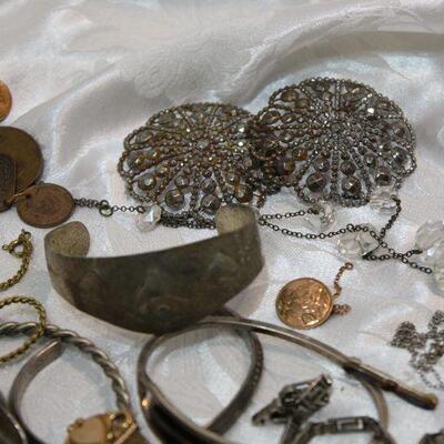 Vintage jewelry, baubles & bits lot 