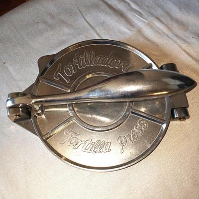 ANIMAL & OMLETTE PANS-TORTILLA PRESS AND COOKING UTENSIL REST