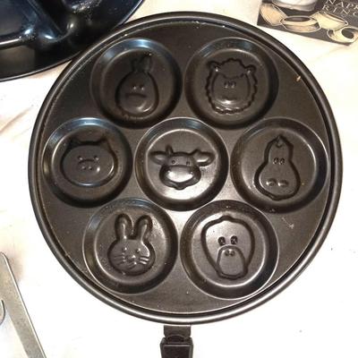 ANIMAL & OMLETTE PANS-TORTILLA PRESS AND COOKING UTENSIL REST