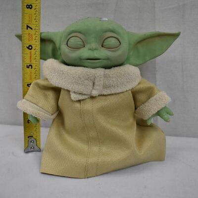 Electronic Yoda Toy. Opens eyes, moves arms, etc - Works
