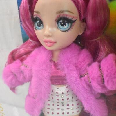 Rainbow HighÂ Stella Monroe â€“ Hot Pink DollÂ with 2 Outfits. MISSING RIGHT HAND