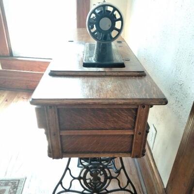 LOT 8  ANTIQUE SINGER TREADLE SEWING MACHINE IN CABINET