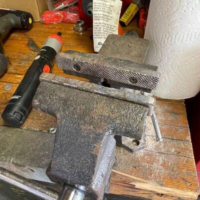 Medium bench vise