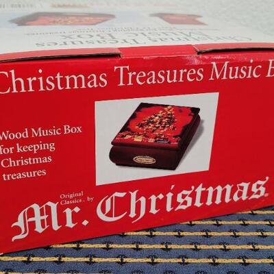 Lot 19: Vintage New MR. CHRISTMAS Music Box