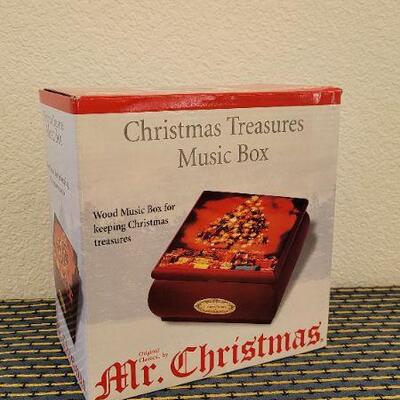 Lot 19: Vintage New MR. CHRISTMAS Music Box