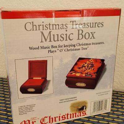 Lot 19: Vintage New MR. CHRISTMAS Music Box